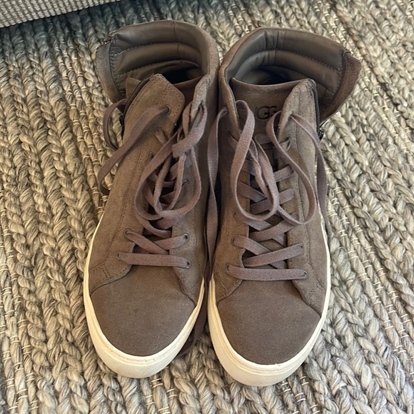 Adorable Ugg sneakers - Picture 1 of 4